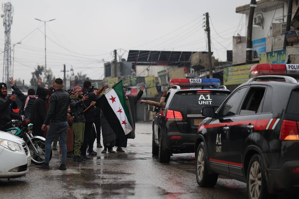 SDG kaçıyor, Suriye'de güvenlik güçleri Tabka'ya girdi