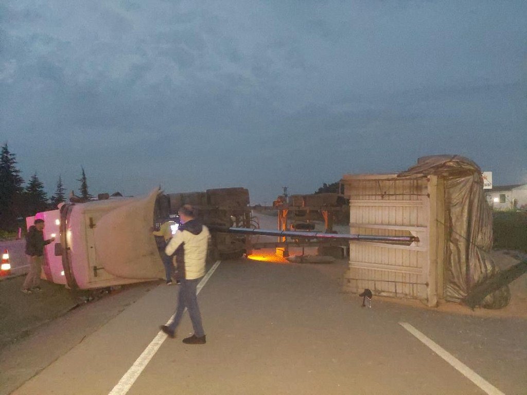 Karayolunda TIR devrildi: Yol bir süre trafiğe kapandı