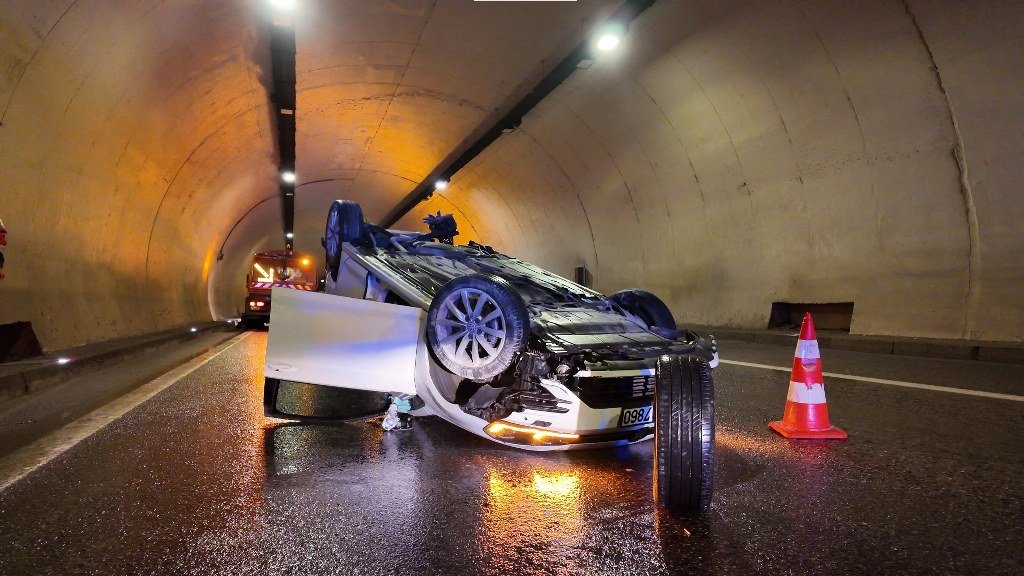 Tünelde takla attı: 1 yaralı