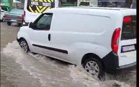 İlk yağmur sevindirdi, Fethiye’de yollar göle döndü