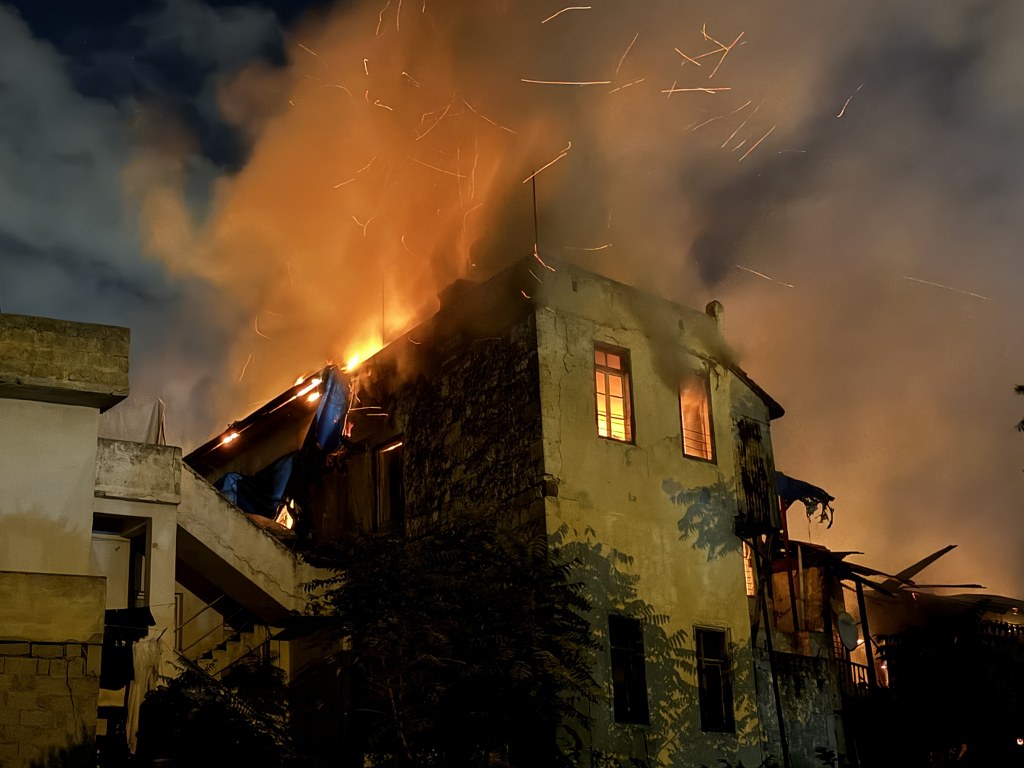 İş yerinde çıkan yangın 2 binaya sıçradı