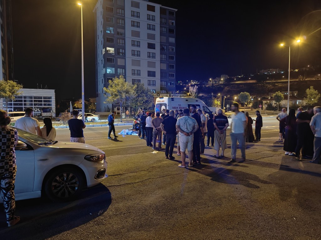 Yolun karşısına geçen yayaya 2 otomobil çarptı: 1 ölü