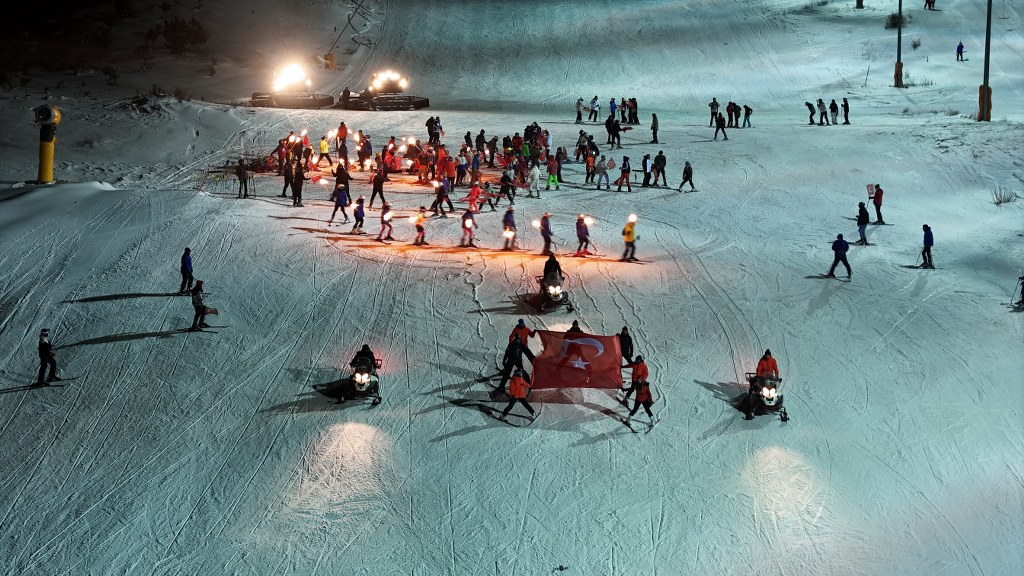 Yıldız Dağı'nda kayak sezonu halaylarla başladı