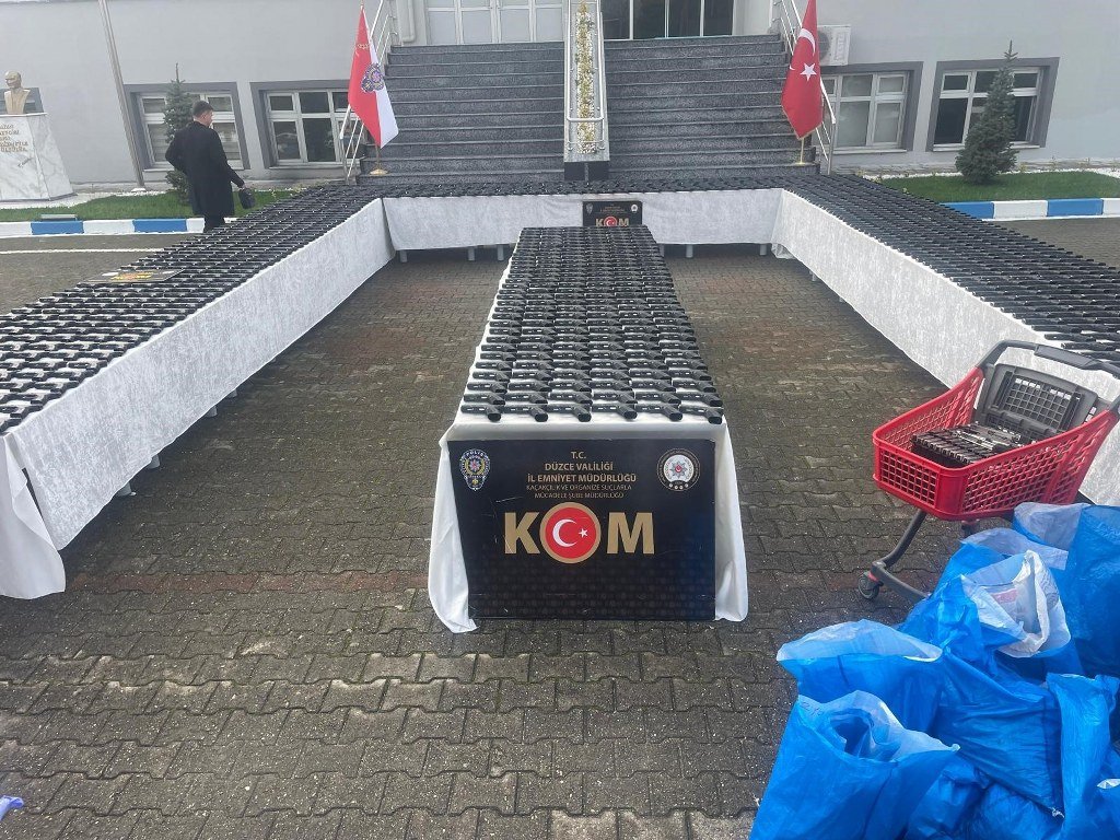 Yolcu otobüsünde binlerce silah parçası ele geçirildi: 6 gözaltı
