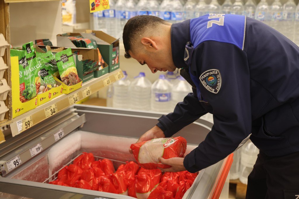 Marmaris’te zabıtadan market denetimi sürüyor