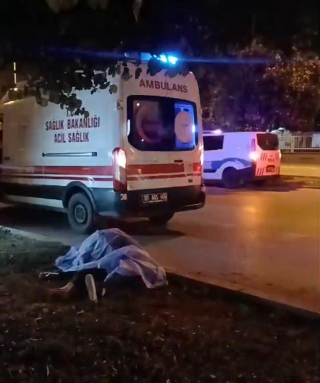 Refüje çarpan motosiklet sürücüsü öldü