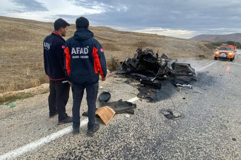 Alev alan araçtan 5 canı kurtardı: AFAD görevlisine başarı belgesi