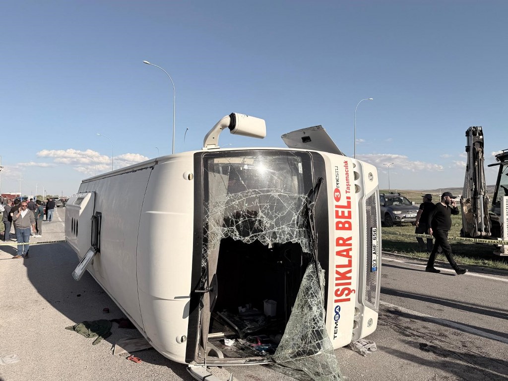 İşçi servisi ile otomobil çarpıştı: 12 yaralı