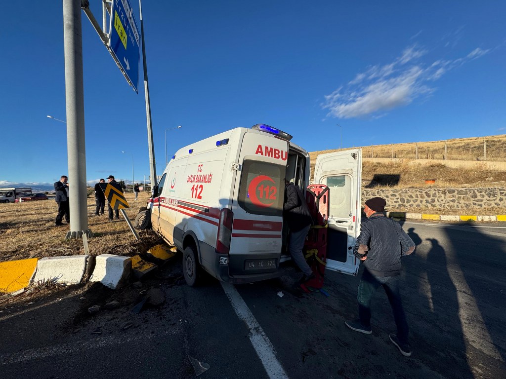 Ambulans  kamyonetle  çarpıştı: 2’si ağır 7 yaralı