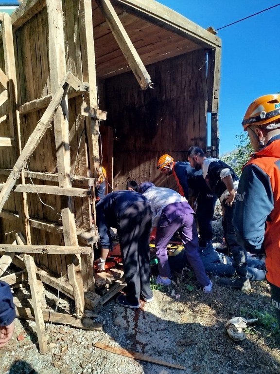 Ahşap yapı çöktü: 2 ölü, 1 yaralı