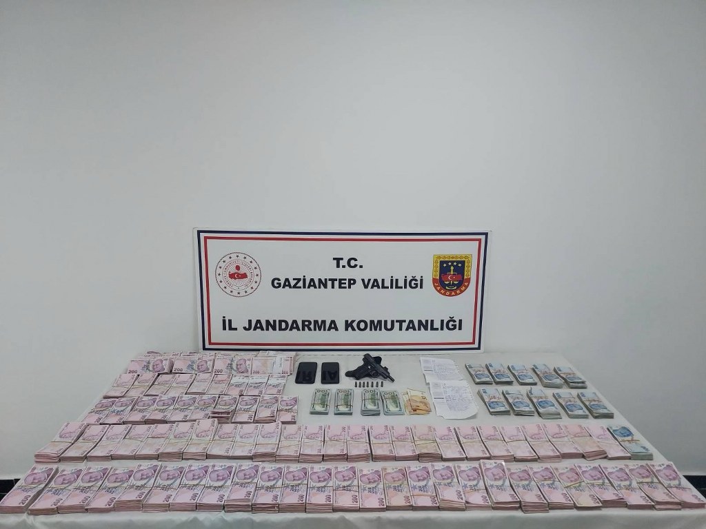 1,6 milyon TL değerinde 34 bin litre kaçak akaryakıt ele geçirildi