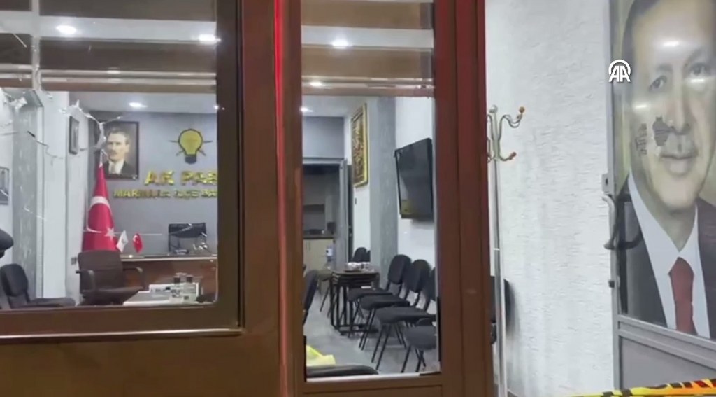 AK Parti  İlçe Başkanlığı binasına taşlı saldırıda bulunuldu