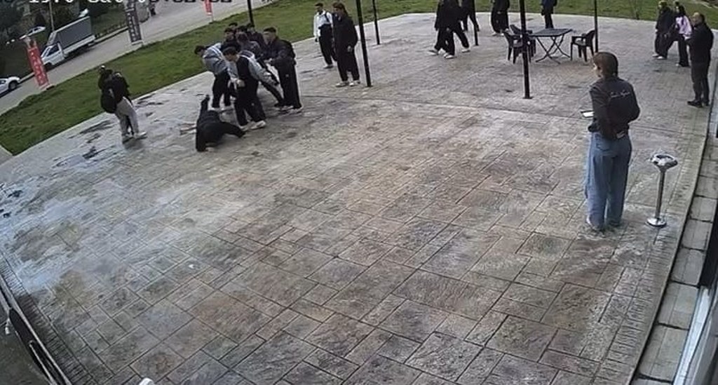 Akran zorbalığı sokağa taştı