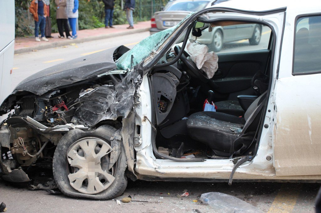  Önce araca ardından karşı yönden gelen otomobile çarptı: 1 yaralı