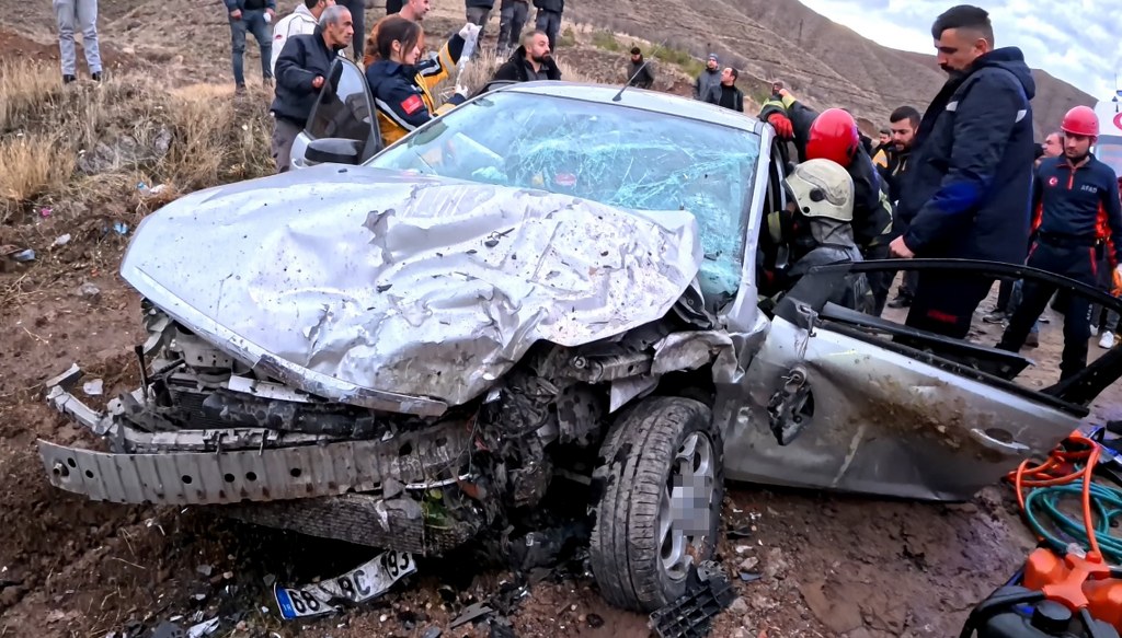 Kafa kafaya çarpıştılar: 6 yaralı