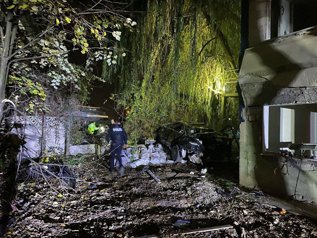 Çarpışan otomobiller bahçeye uçtu: 1 ölü, 4 yaralı