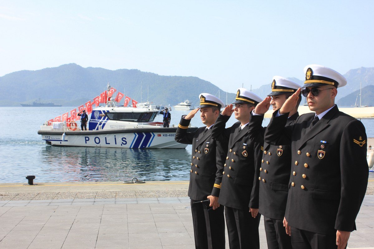 Marmaris’te 23 Nisan coşkusu çelenk sunma töreniyle başladı