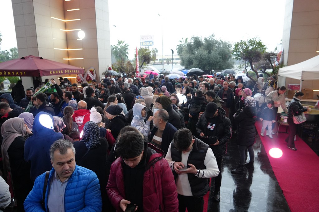 Antalya'da indirim izdihamı: 10 saat yağmur altında beklediler