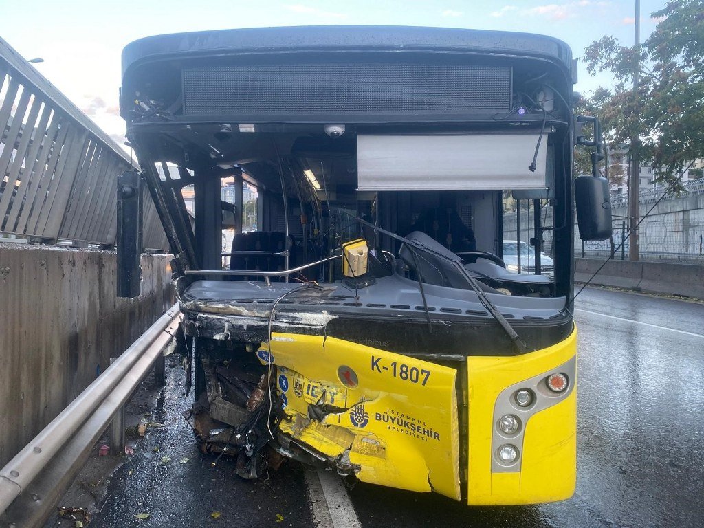 Alkollü İETT şoförü bariyerlere saplandı: 2 yaralı