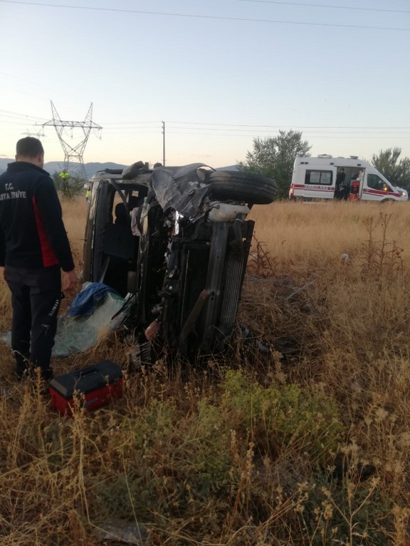  Hafif ticari araç kazada savruldu: 4 yaralı