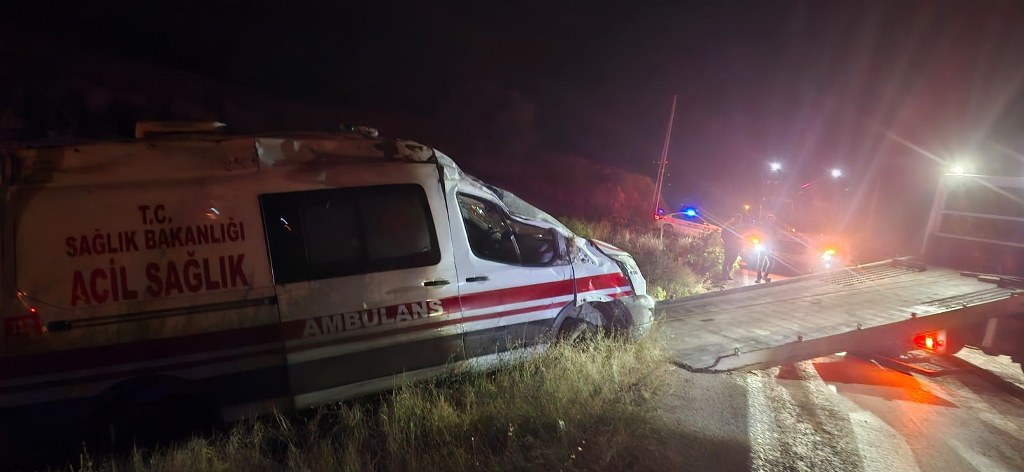 Ambulans takla attı: 3 sağlık personeli yaralandı
