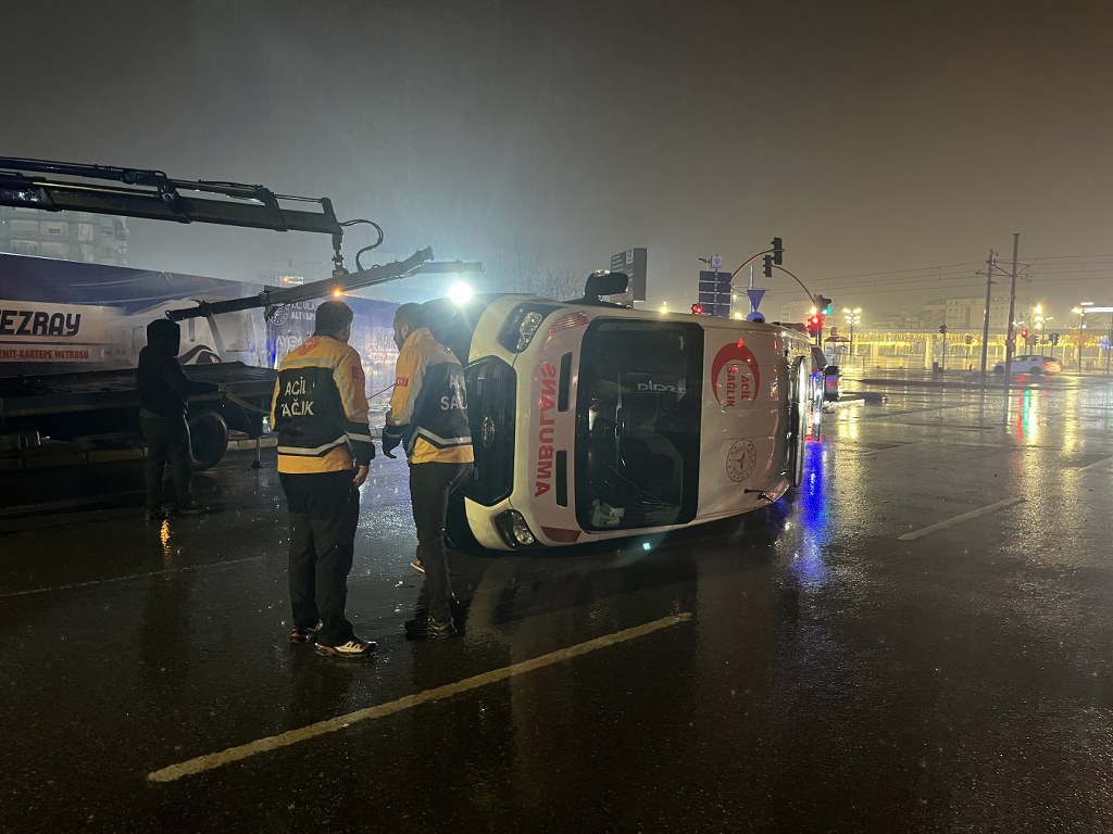 Panelvan ile çarpışan ambulans devrildi: 6 yaralı