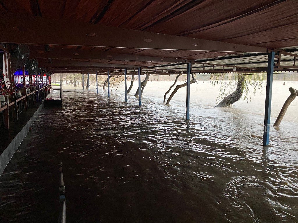  Antalya'da Köprüçay taştı, iş yerleri ve araziler sular altında kaldı
