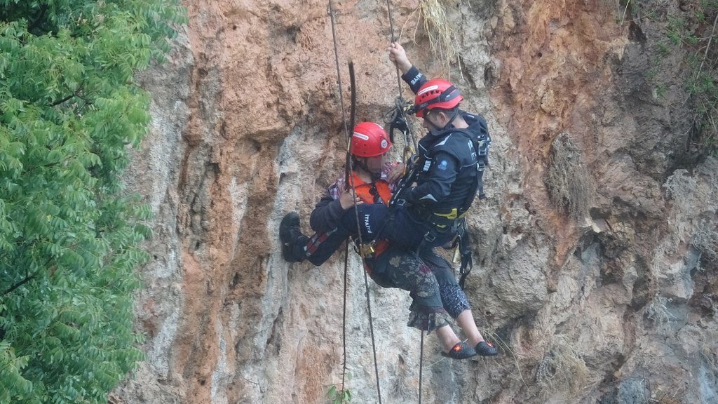  Falezlerde mahsur kalan kadın itfaiyenin zorlu operasyonuyla kurtarıldı