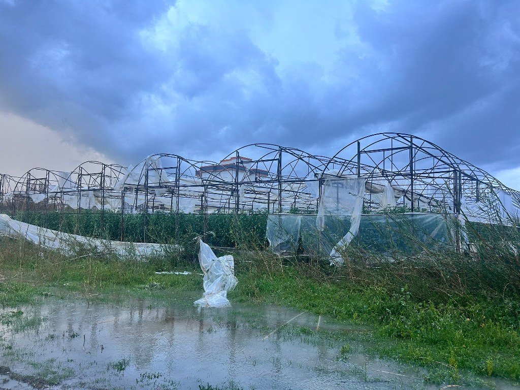 Kuvvetli sağanak ve hortum, seralara yine zarar verdi
