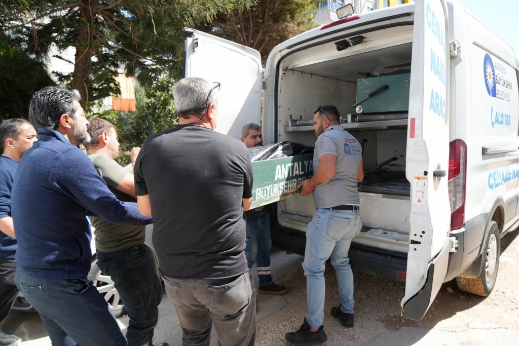 Oğlu tarafından bıçaklanarak öldürüldü