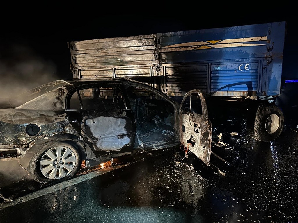 Römorka çarpan otomobil alev topuna döndü: 2 yaralı