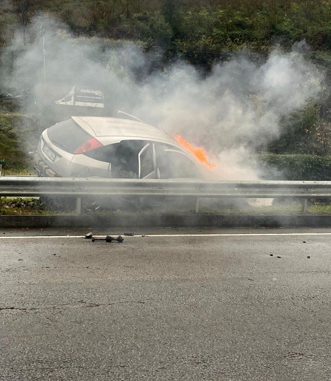 Bariyerlere çarpan otomobil alev aldı