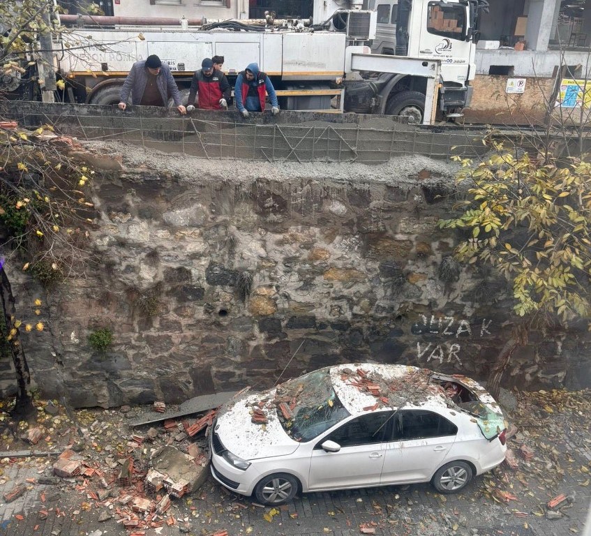 İnşaattaki çalışma park halindeki araca zarar verdi