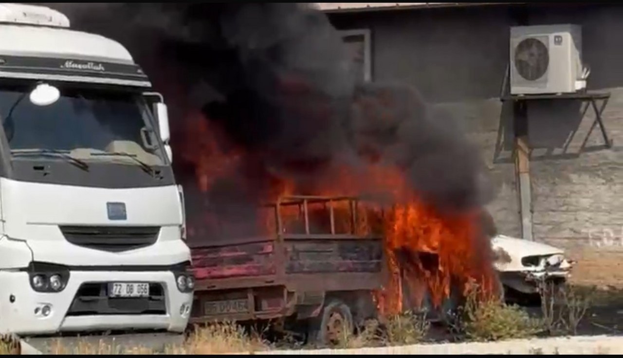 Terk edilmiş araçlar alev alev yandı, tır son anda kurtarıldı