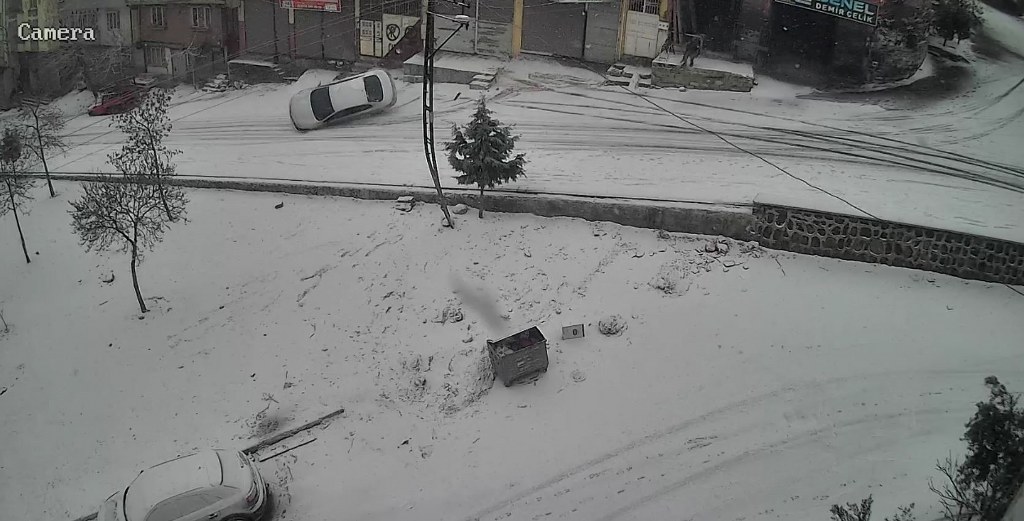 Kayan araç kaldırıma çarparak devrildi, O anlar saniye saniye kamerada