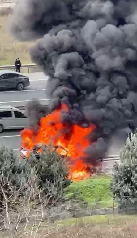 Lüks araç seyir hakindeyken alev topuna döndü