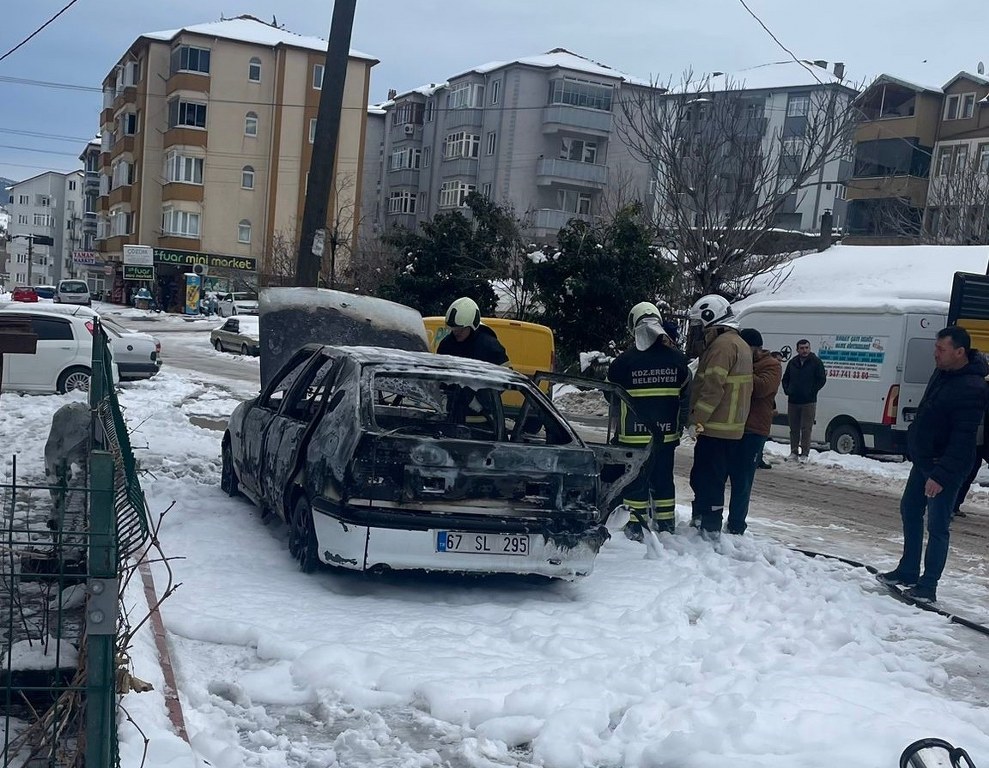 Park halindeki otomobil alev alev yandı