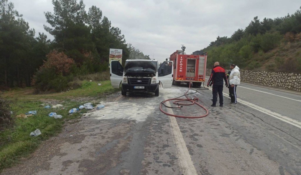 Seyir halindeki ticari araç bir anda alev aldı
