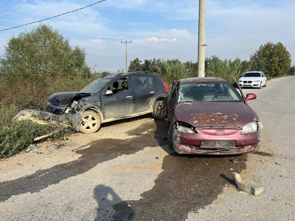 İki araç kafa kafaya çarpıştı: 2 yaralı