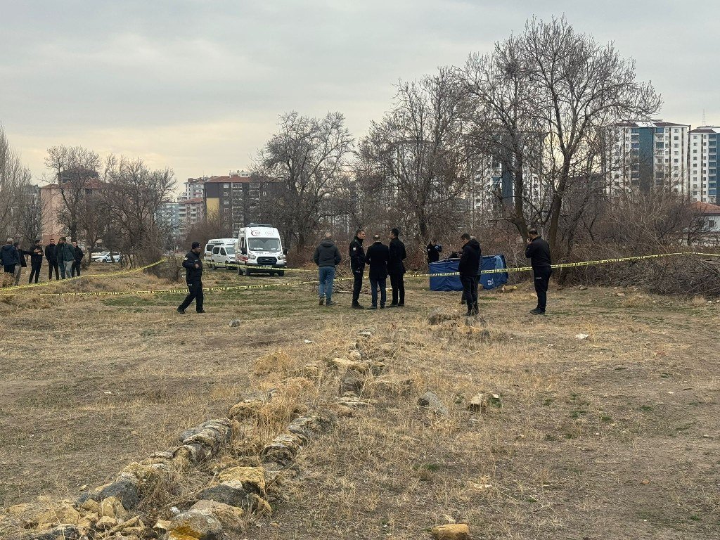 Arazide erkek cesedi bulundu