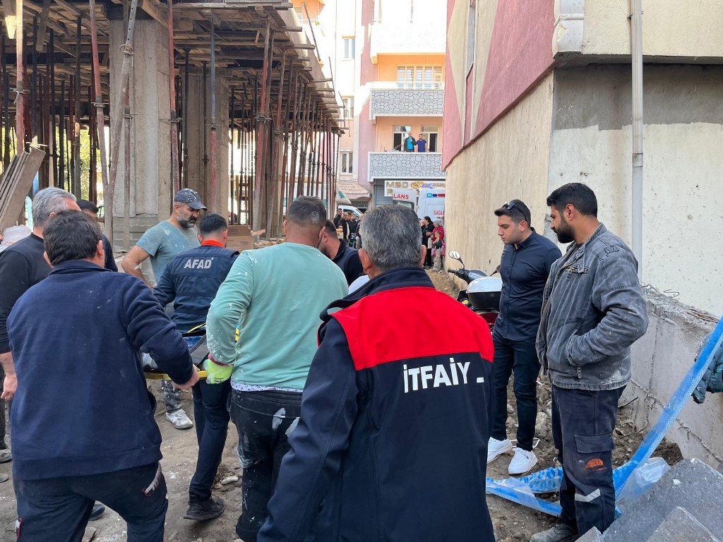 Asansör boşluğuna düşen 2 işçi yaralandı