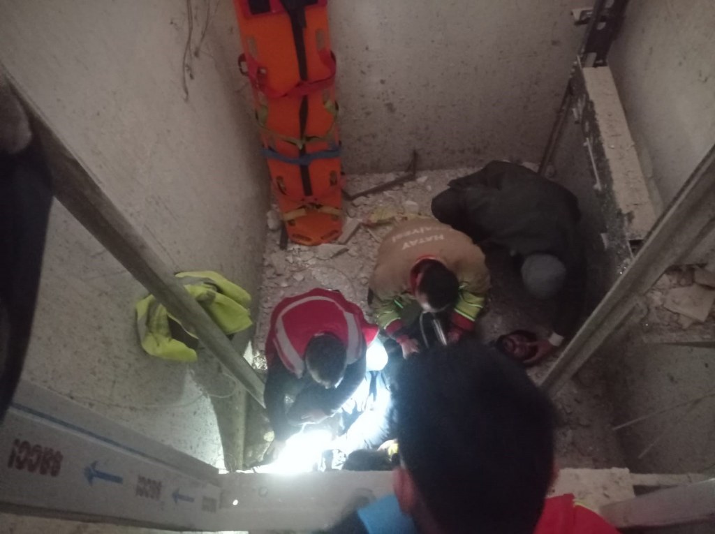 Asansör boşluğuna düşen işçi yaralandı
