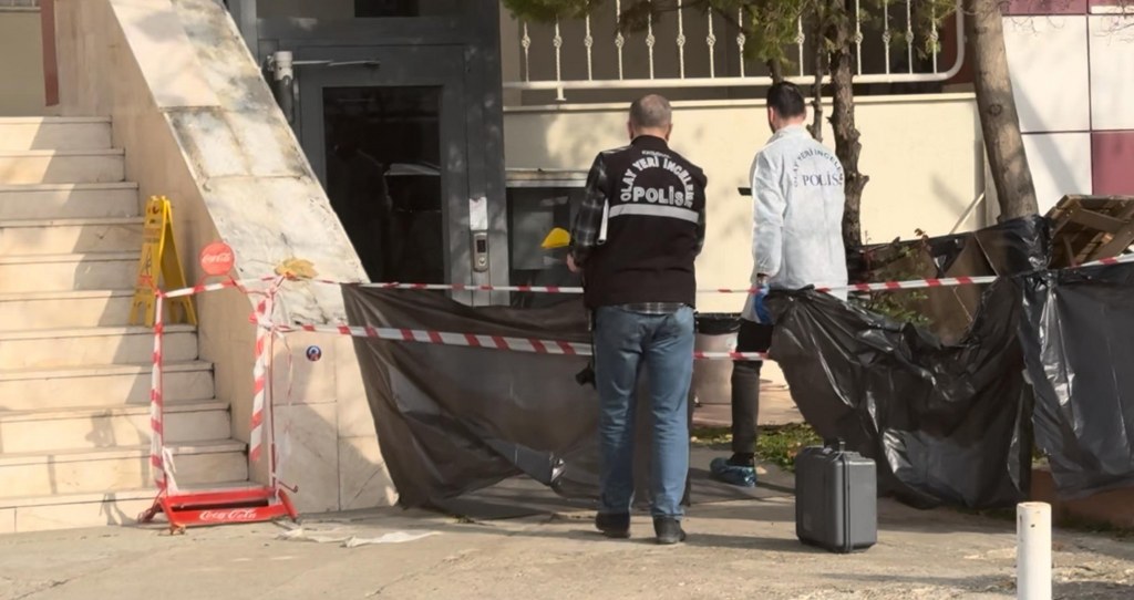 Pencereden düşen avukata dakikalarca kalp masajı yapıldı