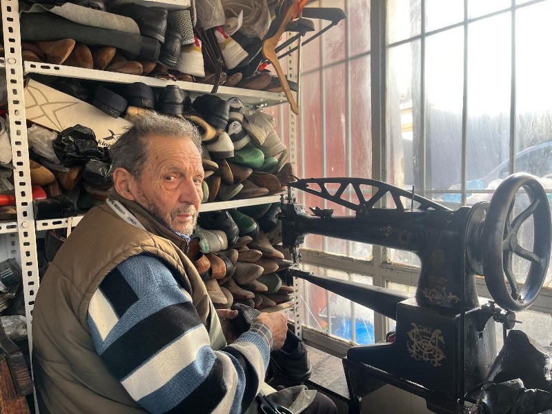 102 yaşındaki makinesiyle 57 yıldır eski ayakkabıları yeniliyor