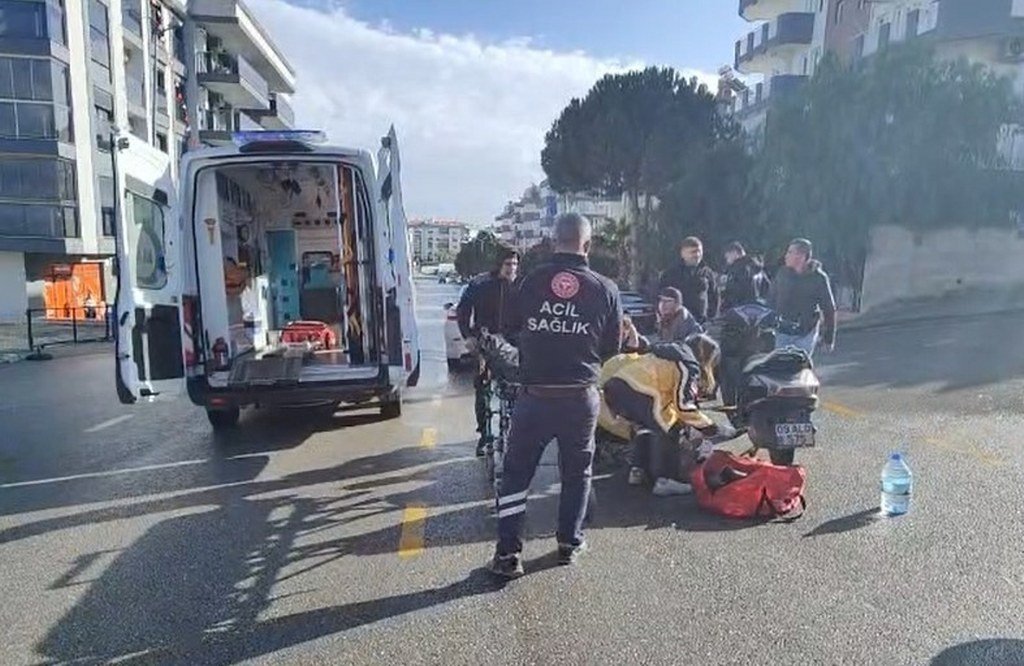 Motosiklet sürücüsünün bacağı kırıldı