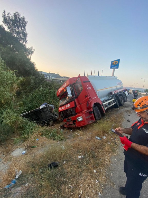  Akaryakıt tankeri ile minibüs çarpıştı: 4 yaralı