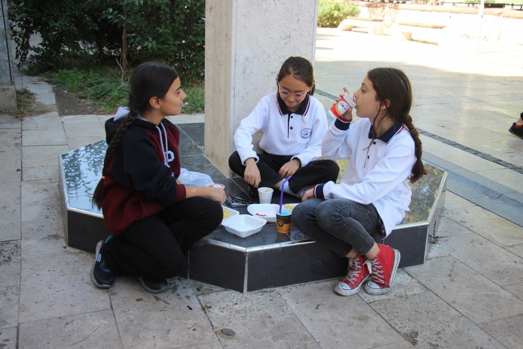 Öğrenciler öğle yemeğini sokakta yemek zorunda kalıyor