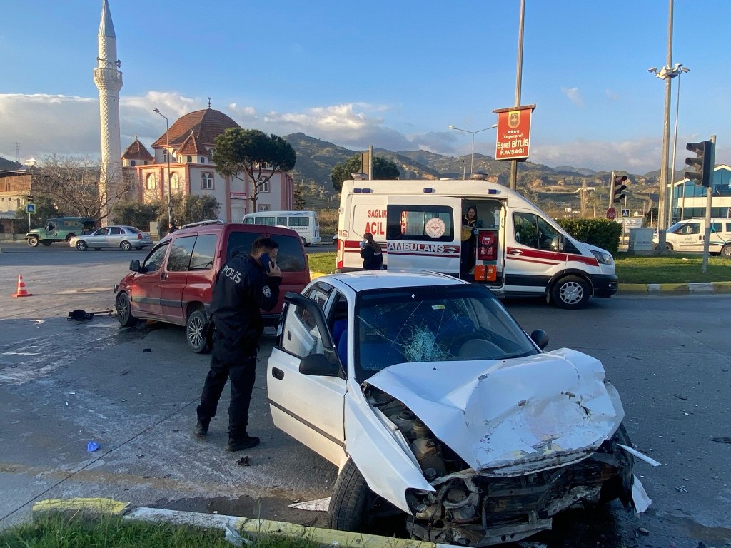 Ticari araç ile otomobil çarpıştı 7 kişi yaralandı