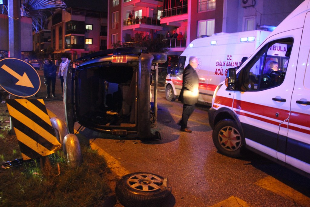 Otomobille çarpışan ticari araç yan yattı: 7 yaralı