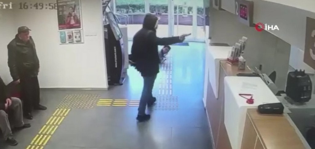 Güvenliği etkisiz hale getirdi, 112 bin lirayı gasbederek bankadan ayrıldı